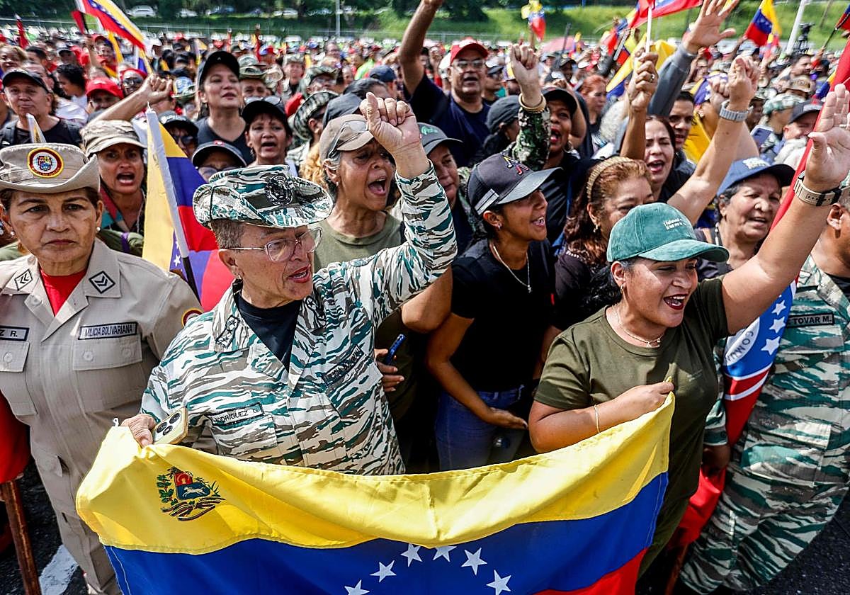 Miembros de la Milicia Bolivariana y simpatizantes del presidente venezolano, Nicolás Maduro, participan en una ceremonia de izamiento de la bandera de los Escuadrones Comunitarios para la Defensa Integral de la Nación, en Caracas.
