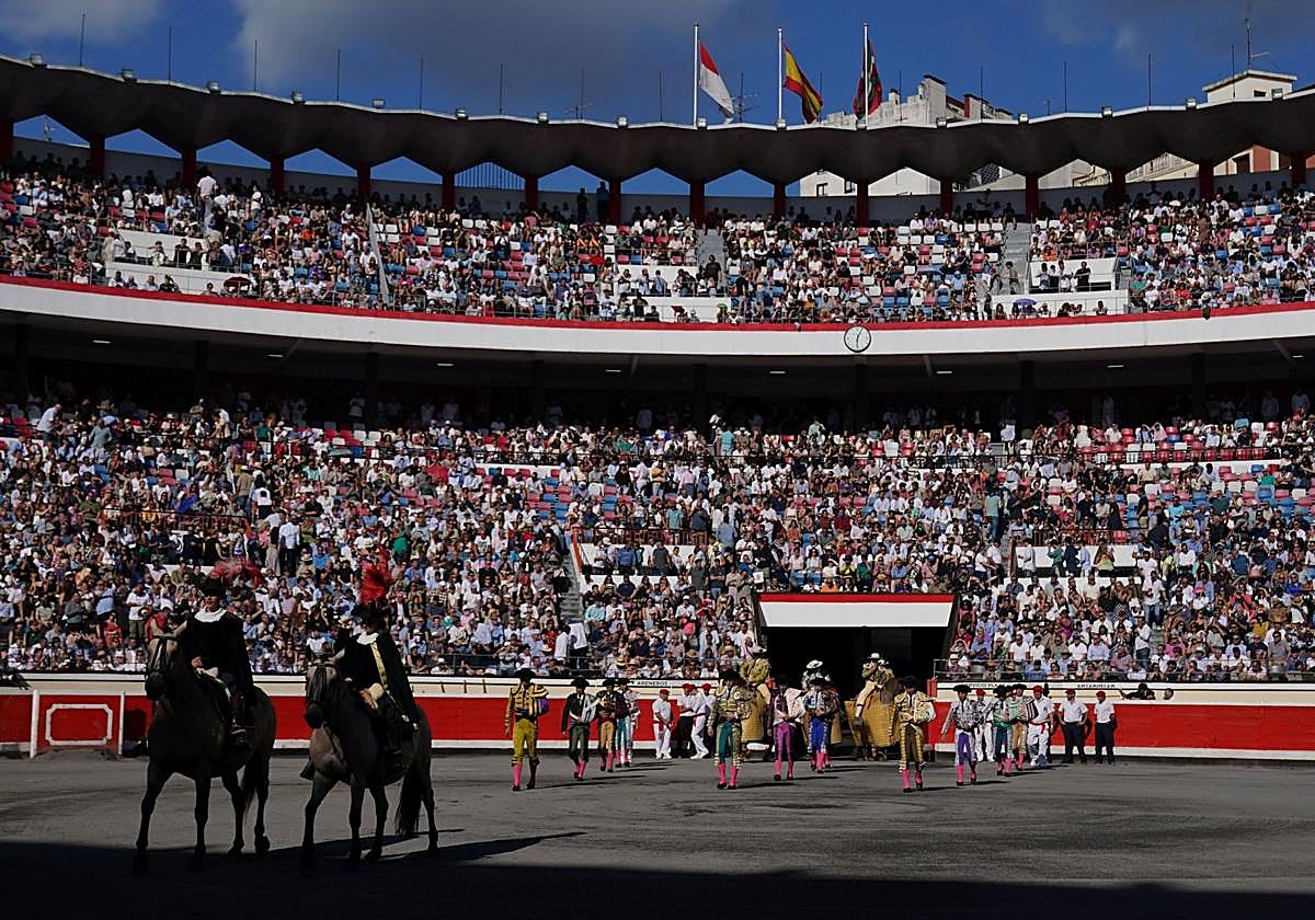 Los toreros y sus cuadrillas realizan el paseíllo en Vista Alegre durante esta pasada feria.