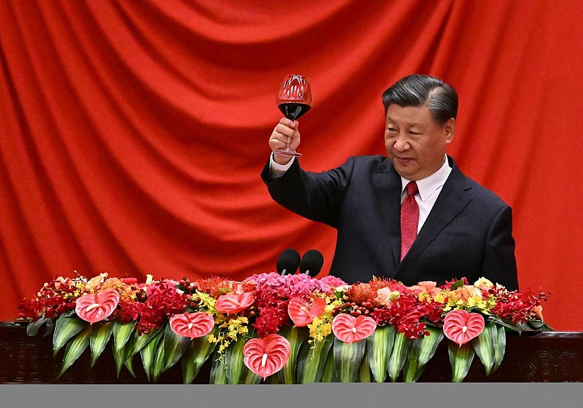 El presidente chino, Xi Jinping, brinda con los invitados durante una cena de recepción en el Gran Salón del Pueblo antes del Día Nacional de China en Beijing en 2023.