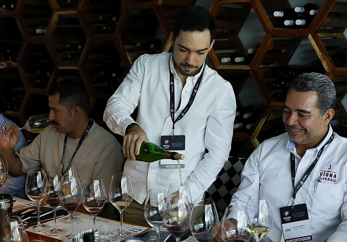 Importadores y distribuidores mexicanos, durante una cata en Guadalajara