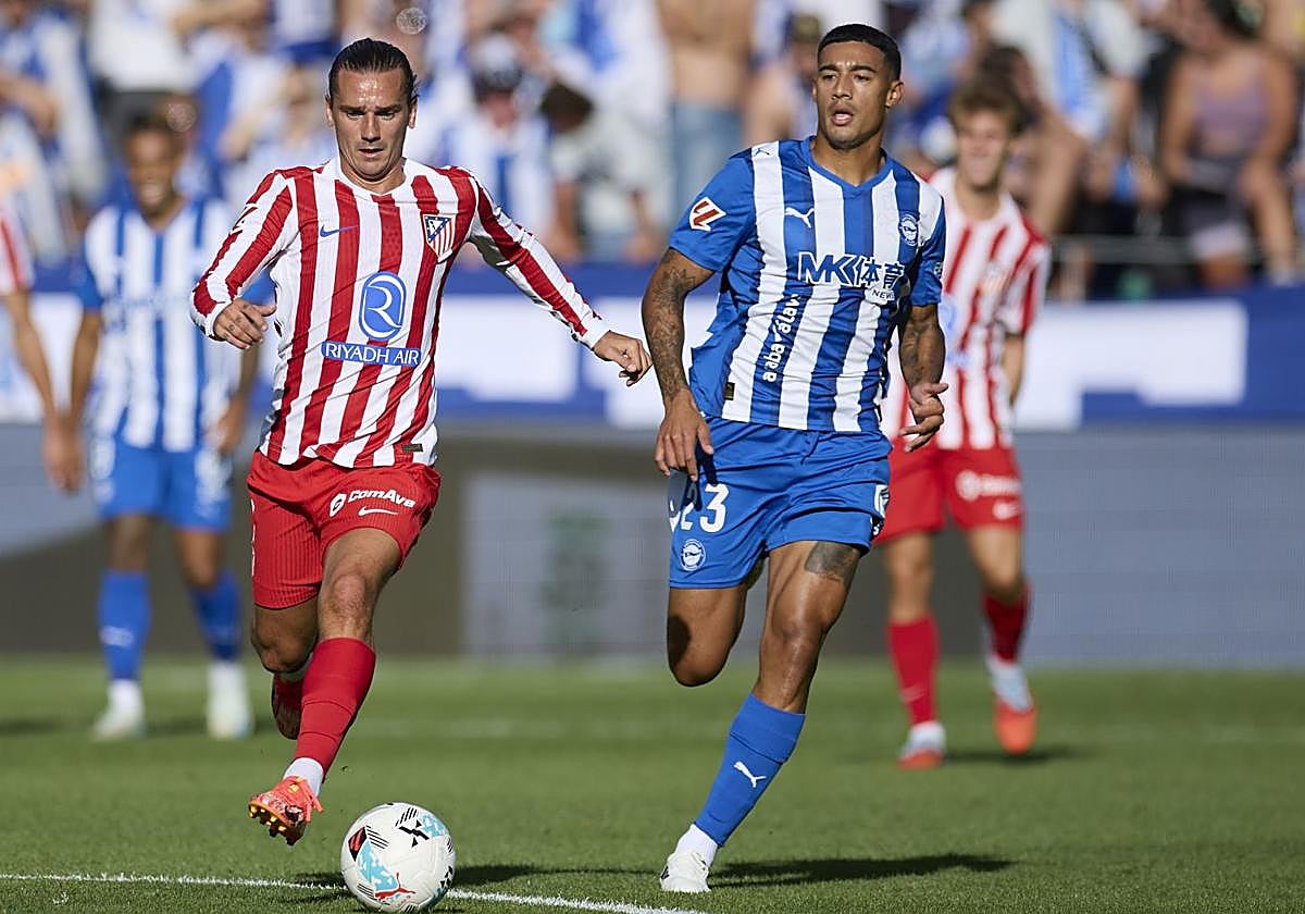 Benavídez disputa el balón con Griezmann.