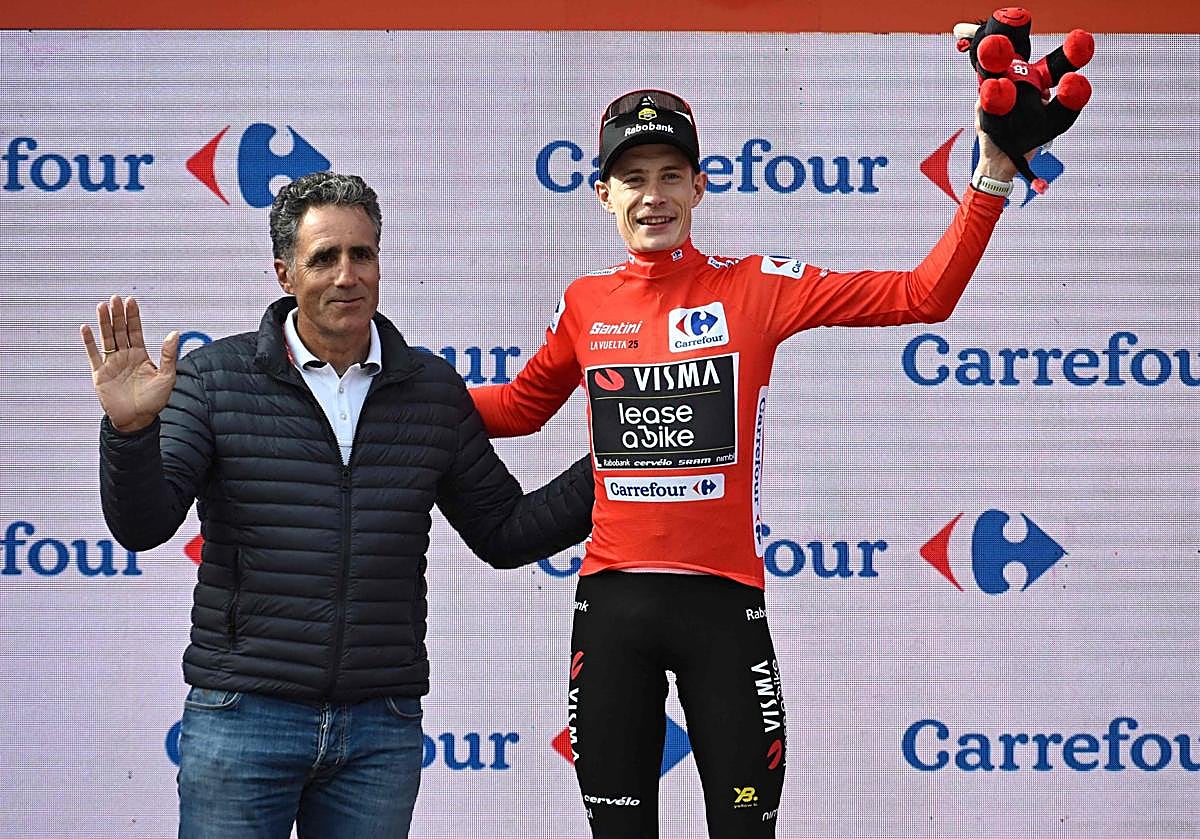 Vingegaard sube al podio en Belagua acompañado de Induráin.