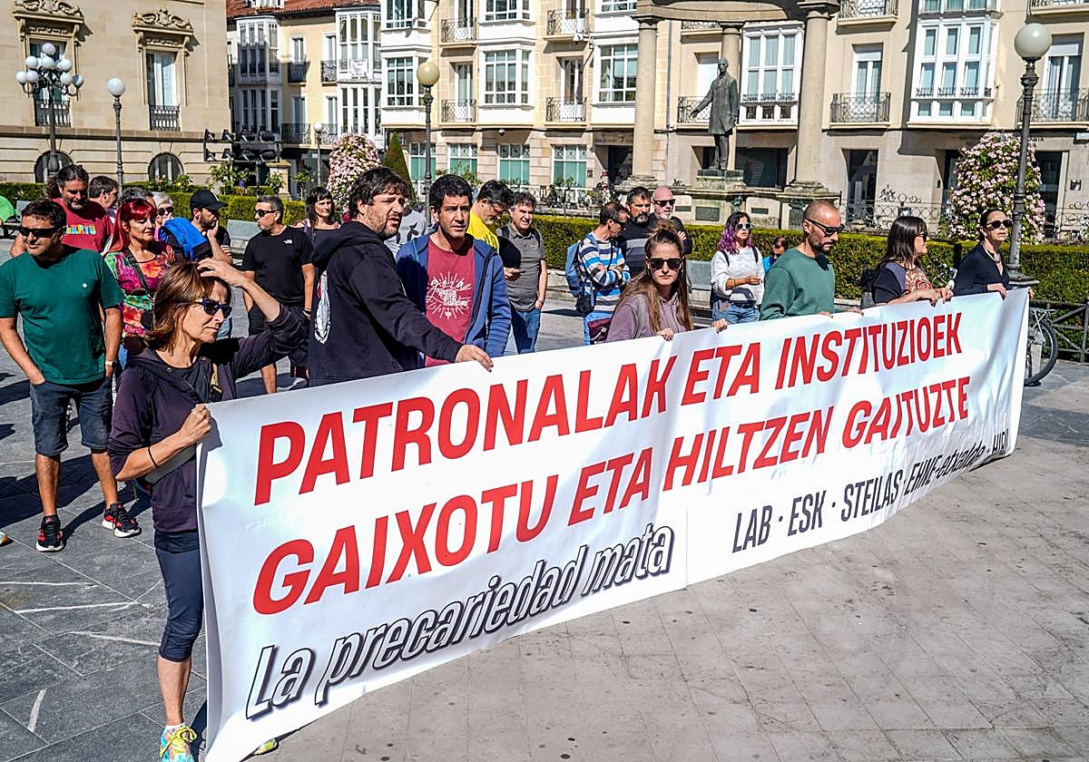 Concentración sindical en la Plaza de la Provincia tras el fallecimiento de un trabajador en el puerto de Azáceta.