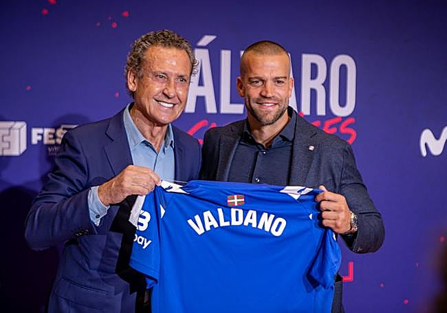 Víctor Laguardia le entregó ayer una elástica albiazul a Jorge Valdano por su debut hace 50 años en el Alavés.