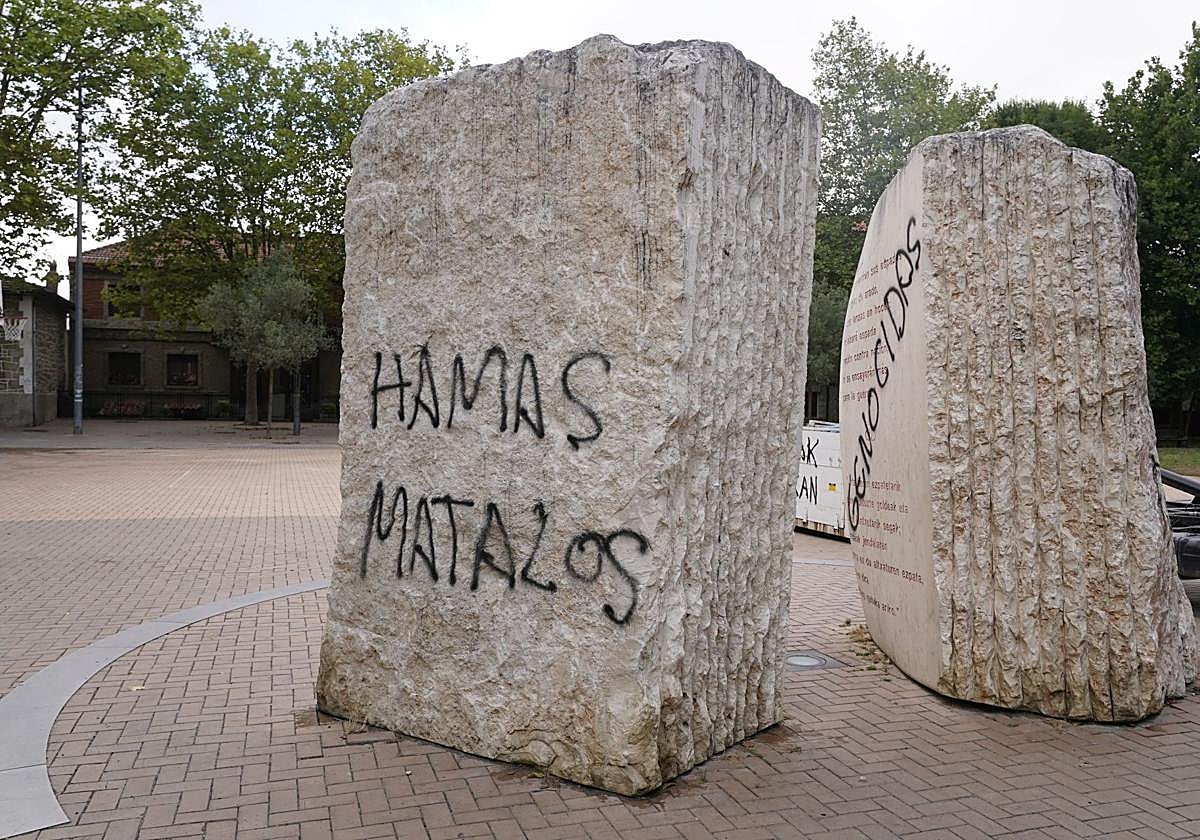 Una de las pintadas aparecidas sobre el monumento en el parque de Judimendi.
