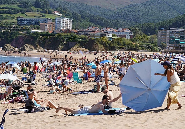 La playa de Bakio, este sábado.