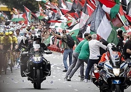 La iniciativa Gernika Palestina ha invadido este miércoles un tramo de la Gran Vía en la Vuelta ciclista en protesta por la participación del equipo Israel Premier Tech y en apoyo a Palestina.