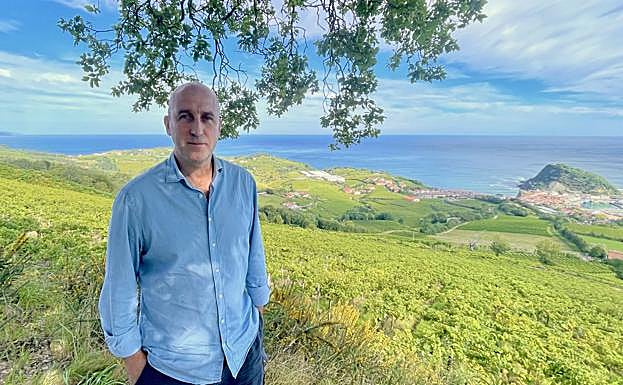 Aitor Arregi junto al centenario alcornoque desde donde se divisa el terroir marino y terrestre de Getaria que da forma a Elkano Jatetxea.