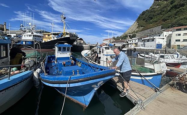 Charlando en el puerto con uno de los pescadores que trabaja con Elkano.