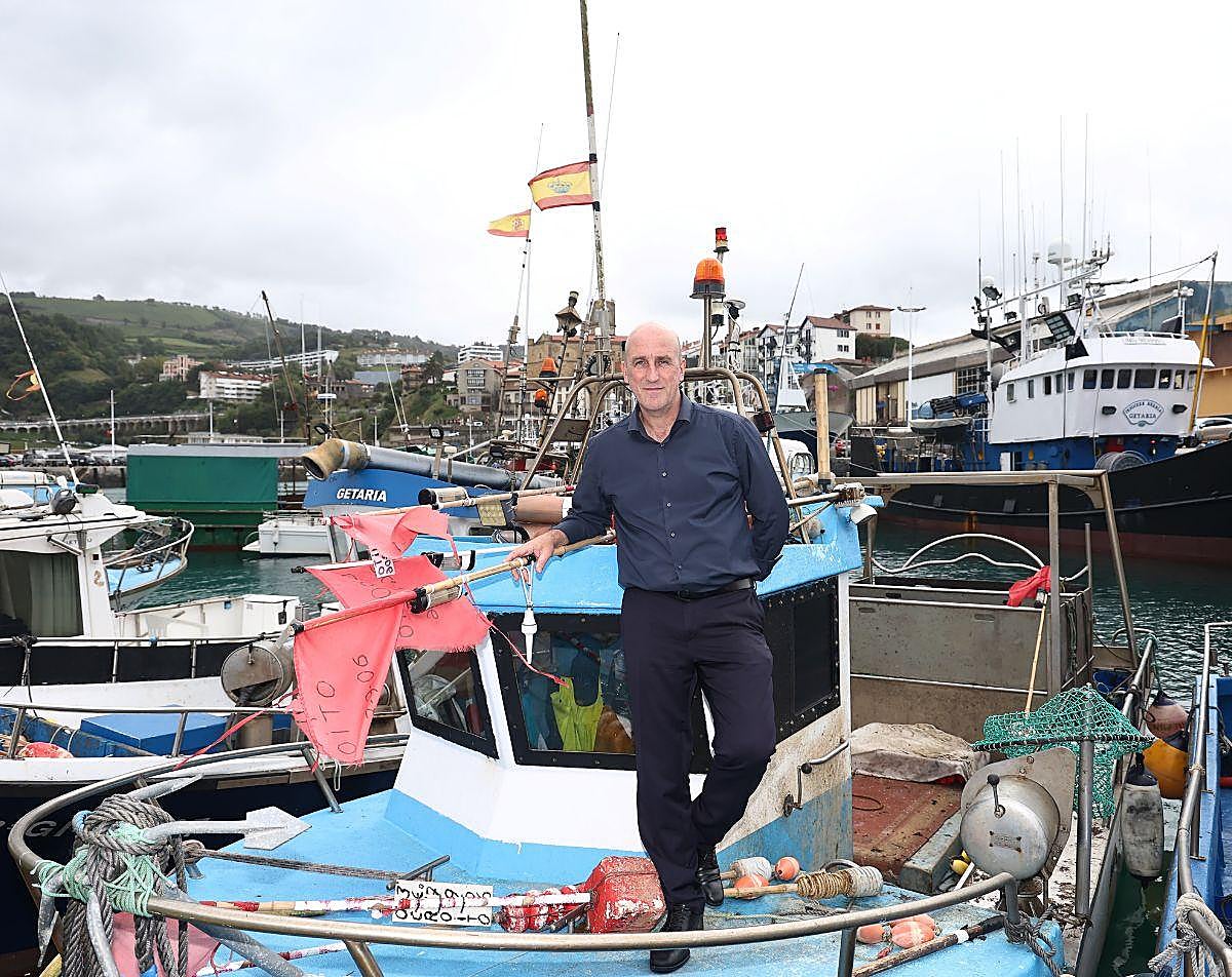 Aitor Arregi, responsable de Elkano e intérprete de la riqueza marina y vegetal de ese universo singular que es Getaria, a bordo de un pesquero en el puerto guipuzcoano.
