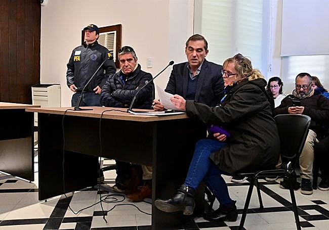 Patricia Kaidgen y su marido, en una comparecencia ante los jueces por el hallazgo del cuadro.