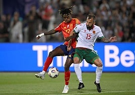 Nico Williams trata de controlar un balón ante la presión de Panayotov.