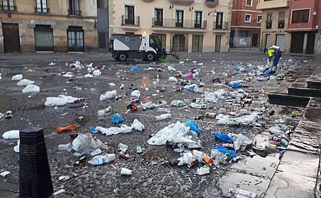 Imagen de la basura acumulada en un botellón del casco viejo en Santa Ana