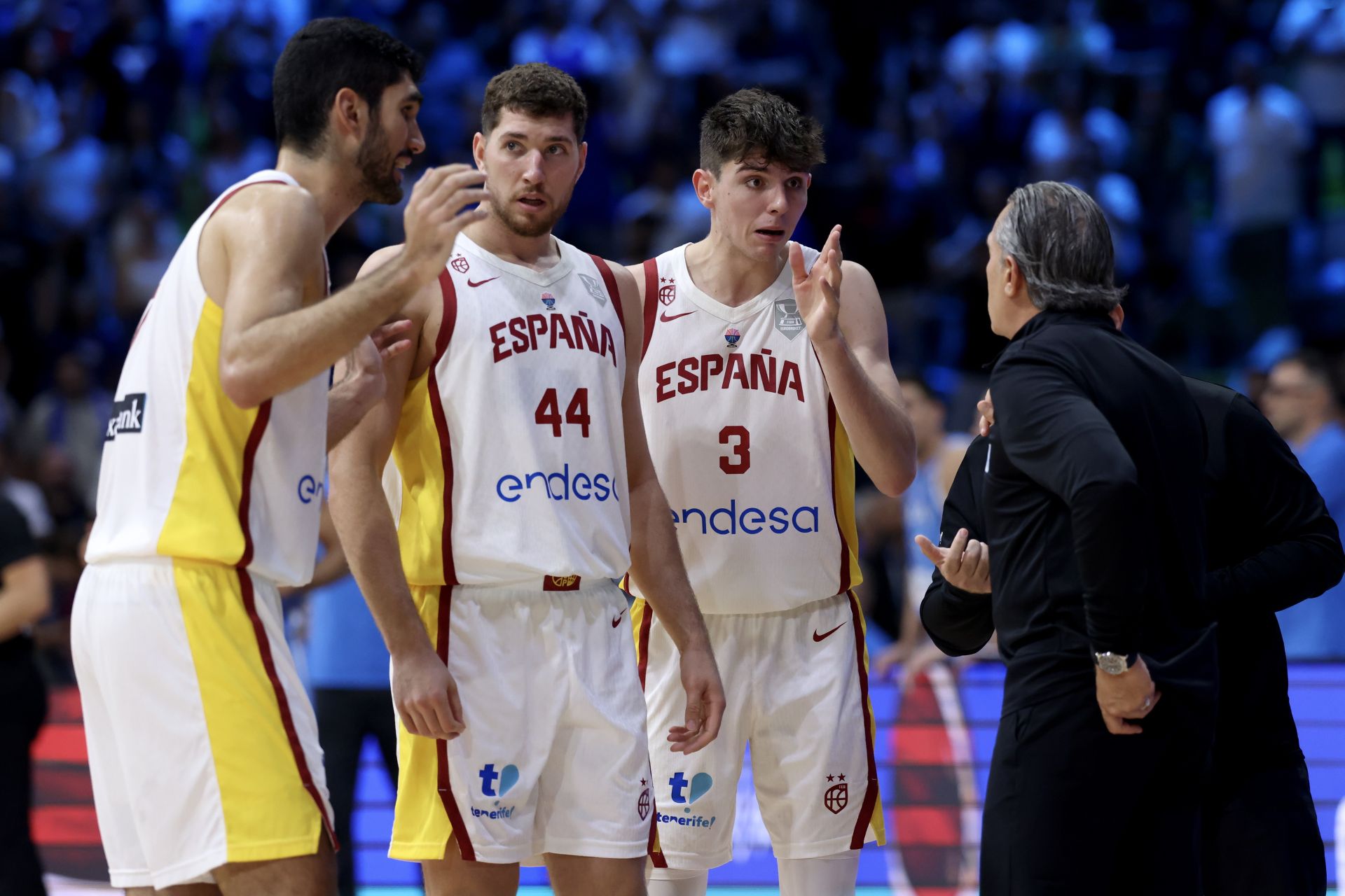 Scariolo da instrucciones a sus jugadores.