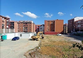 Casetas, maquinaria y operarios se encuentran ya desde hace unos días en el solar para preparar el terreno e iniciar los trabajos.