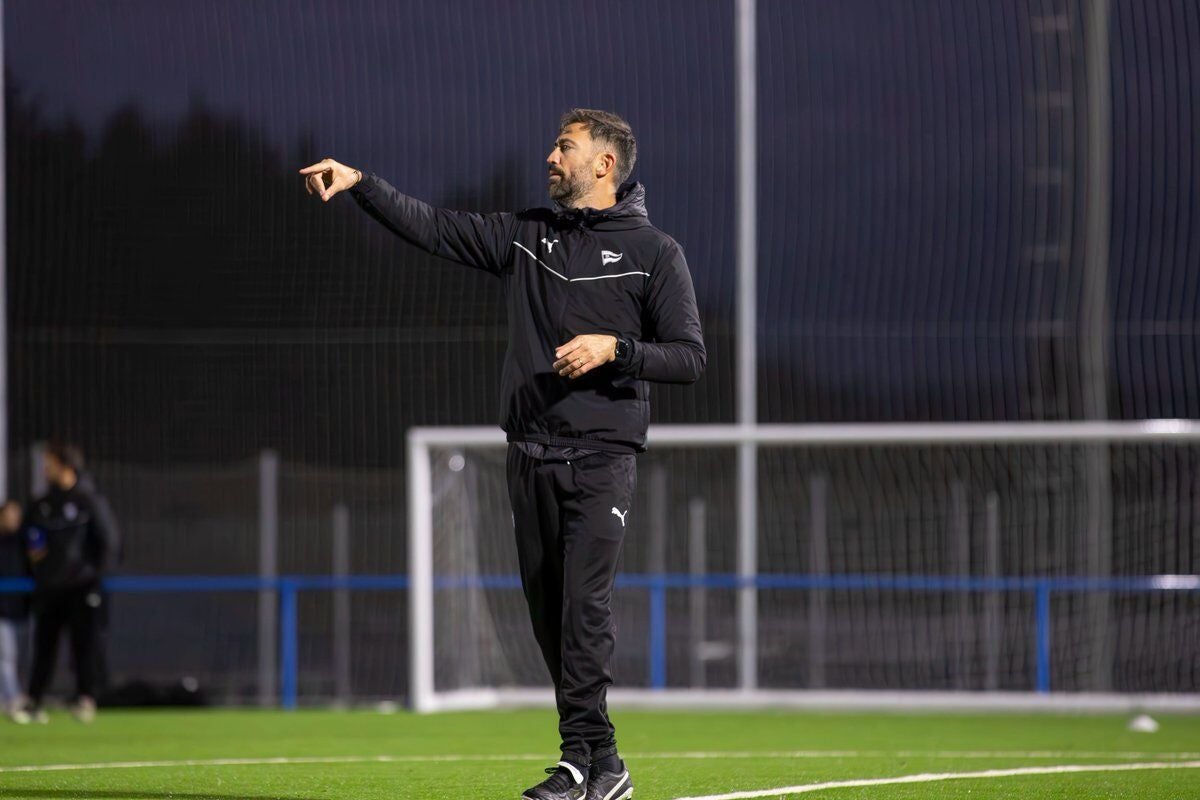 Molo Casas da instrucciones en un entrenamiento.