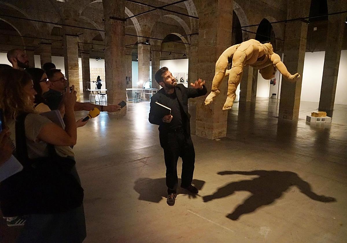 Imagen del autor en su muestra en el Depósito de Aguas.