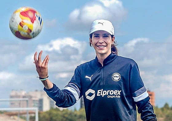 Andrea Esteban lanza un balón al aire en uno de los campos de Ibaia.