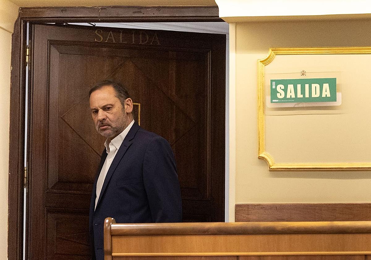 José Luis Ábalos durante una sesión plenaria extraordinaria en el Congreso de los Diputados.