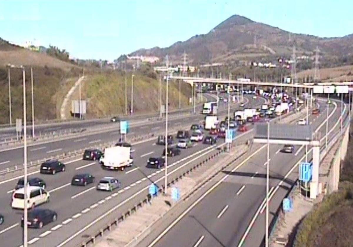 Mañana complicada en la A-8: un accidente en Ortuella provocó retenciones kilométricas en sentido Cantabria