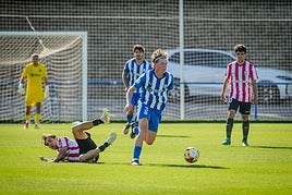 Carlos Ballestero conduce el balón durante el encuentro.
