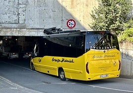 Un autobús se queda encajado en un túnel en Getxo