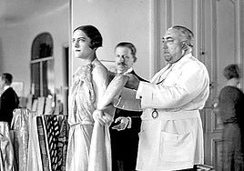 Paul Poiret, con la modelo Renée (1927).