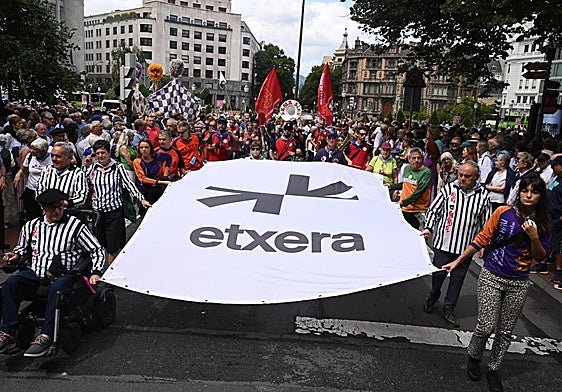 Varias personas durante una manifestación para reivindicar los derechos de los presos de ETA, en la Plaza Elíptica.