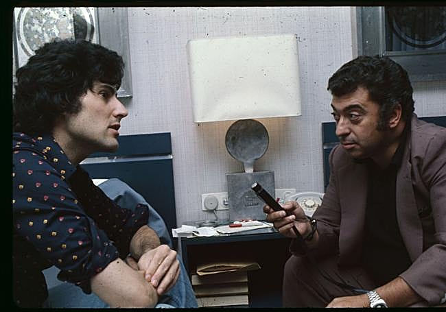 El periodista Tico Medina entrevista a Geller en 1975.