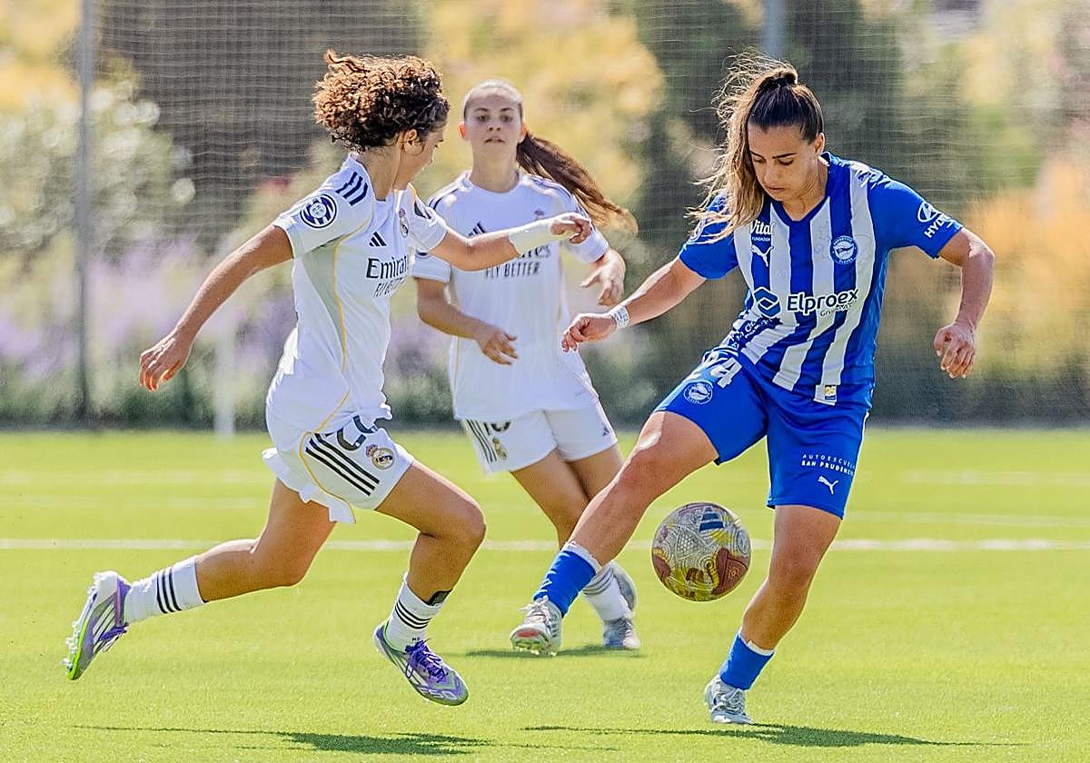 Merche Izal controla el balón ante la oposición de una jugadora del Real Madrid B.