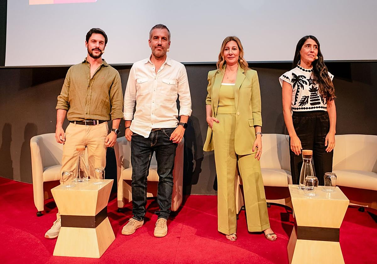 Alejo Sauras, Manuel Sanabria, Eva García Sáenz de Urturi y Bárbara Vayá presentaron la película.