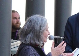 Maite Lorenzo recitando, en un evento celebrado en Ermua.