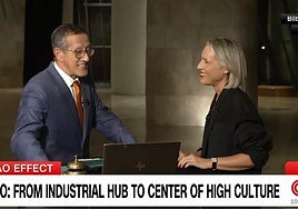 El presentador, Richard Quest, con la directora del museo, Miren Arzalluz.