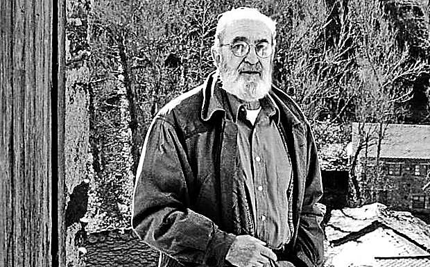 El poeta asturiano, con más de cincuenta años de trayectoria, buscó nuevos recursos y fue fiel a sí mismo hasta el final.