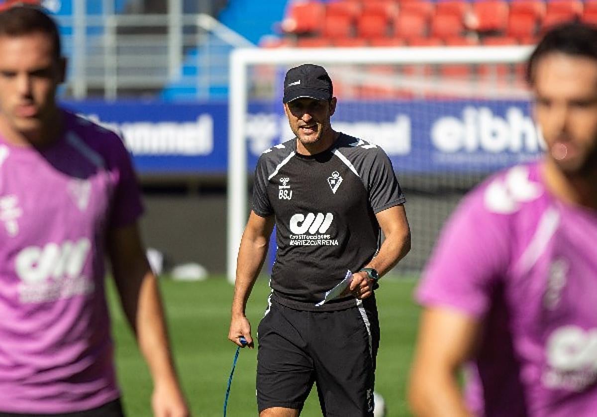 El preparador azulgrana da instrucciones durante la sesión de ayer en Ipurua.