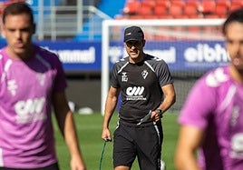 El preparador azulgrana da instrucciones durante la sesión de ayer en Ipurua.