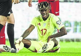 Nico se toca la zona del aductor de su pierna izquierda sobre el césped antes de retirarse.