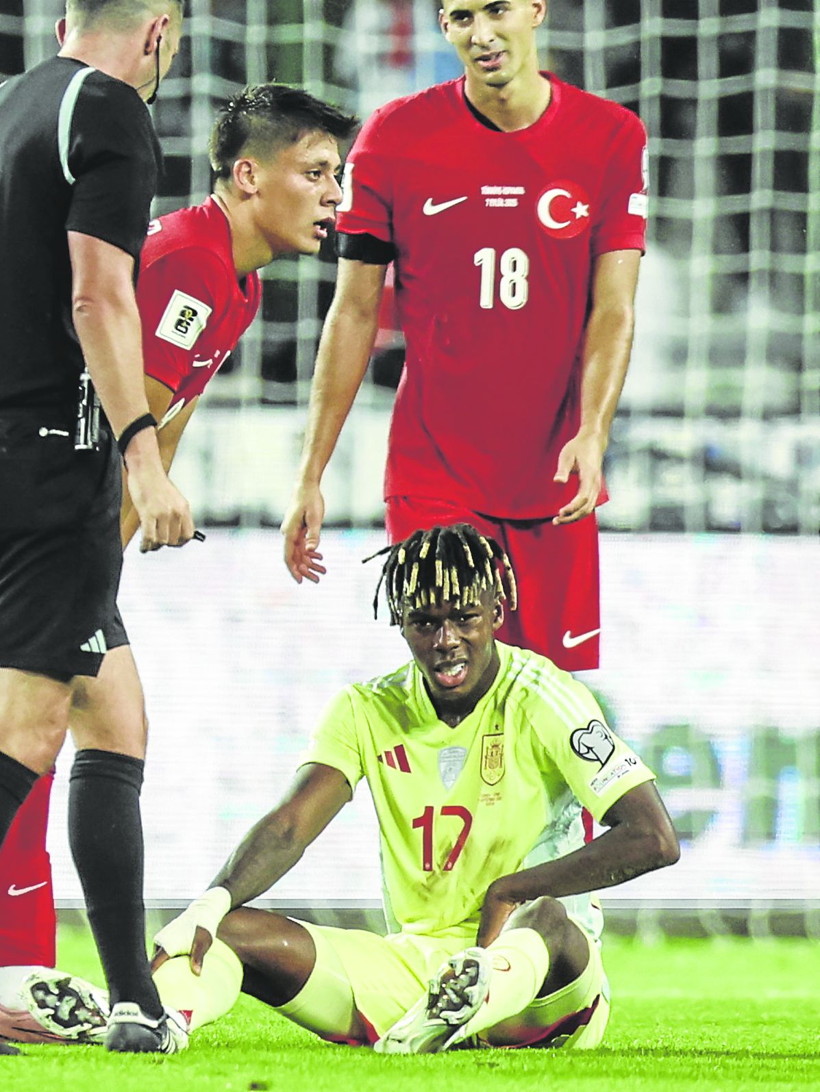 Nico se toca la zona del aductor de su pierna izquierda sobre el césped antes de retirarse.