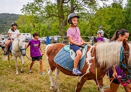 Los más pequeños disfrutan de paseos a caballo.