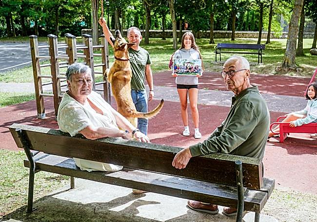 Aintzane Ruiz de Azúa, Arkaitz Lujanbio, Ianire, José Luis Alonso Quilchano, Ariene y María Patón en la zona de columpios.