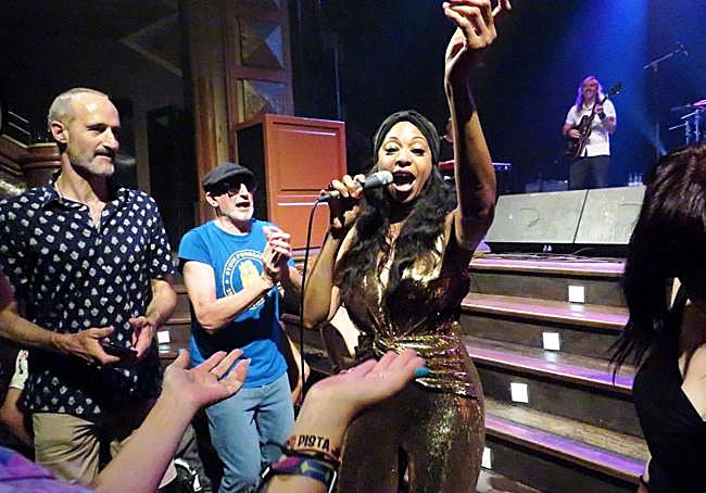 Entre el público, en el bis.