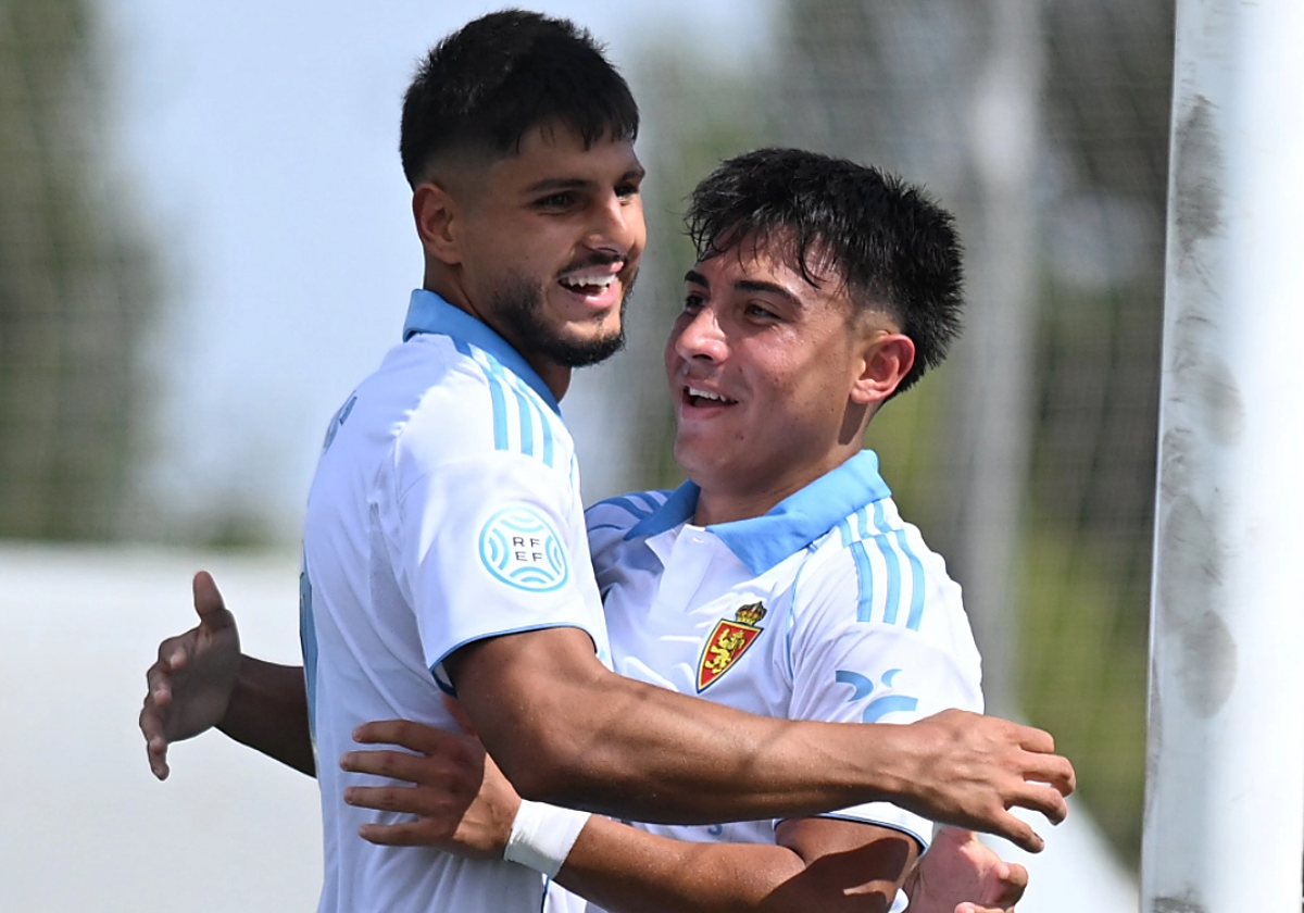 Los jugadores del Deportivo Aragón celebran uno de los dos goles.