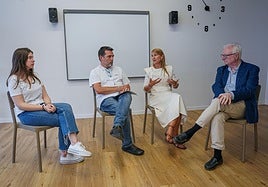 De izquierda a derecha: June Macareno, alumna de la ikastola Lauro; Aster Navas, profesor del instituto Burdinbarra; Nagore Bilbao, directora de Askartza Claret; y Luis Lizasoain, exprofesor de la UPV/EHU y colaborador del ISEI/IVEI; en un aula de Askartza.