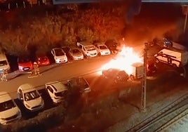 Vista del incendio de una furgoneta en Balmaseda.