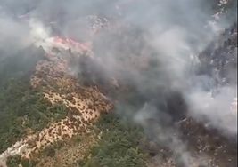 Los bomberos de Navarra tratan de sofocar un incendio descontrolado en el valle de Urraúl Alto