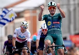 Mads Pedersen y una victoria contra todos los elementos