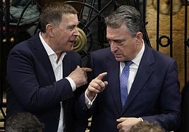 Otegi y Esteban conversan durante las celebraciones en Gernika del 45 aniversario del Parlamento vasco.