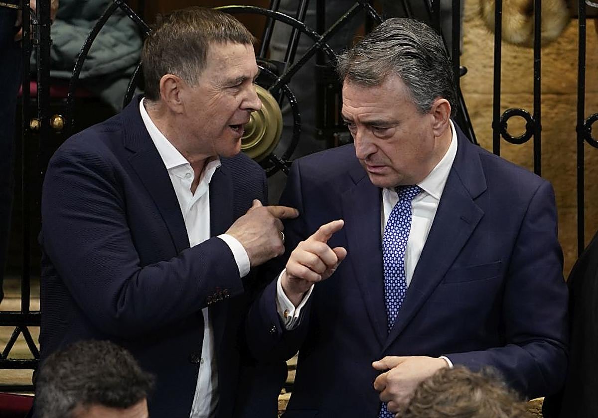 Otegi y Esteban conversan durante las celebraciones en Gernika del 45 aniversario del Parlamento vasco.