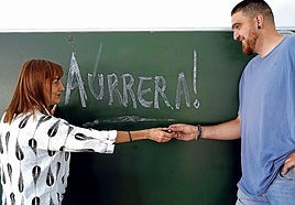 Kontxi Pelayo y Kevin Guadilla, compañeros de profesión, comparten sus experiencias en el sector de la enseñanza.