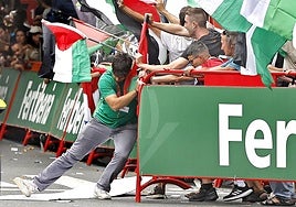 La iniciativa Gernika Palestina invadió un tramo de la Gran Vía de Bilbao al paso de la Vuelta ciclista por la capital vizcaína en protesta por la participación del equipo Israel Premier Tech.